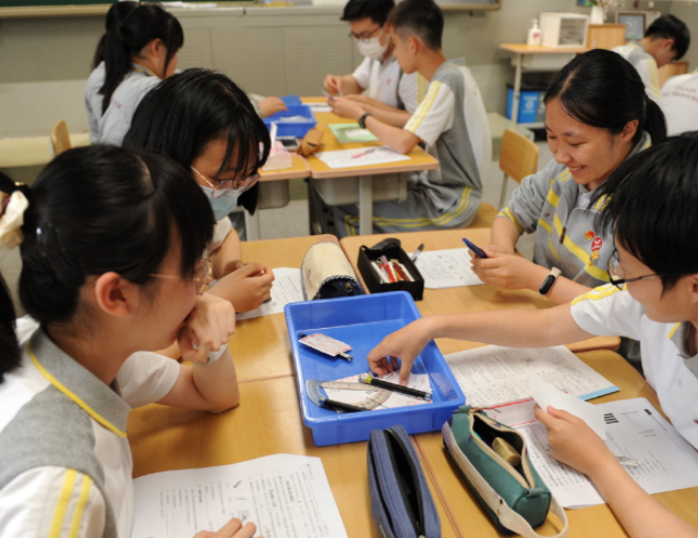 将课堂真实交还学生数学课上学生化身校园测量师实地测量