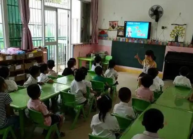 安全优质为双翼构建掩盖城乡布局合理的学前教育公共服务体系
