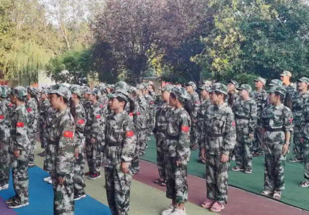 高等校园应重视军事训练将讲堂教育和军事训练有机结合起来