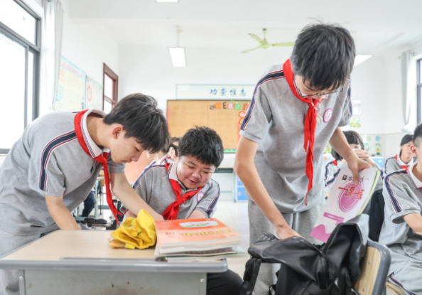让孩子燃起对校园日子的神往从心思上对新学期充溢期待和信心