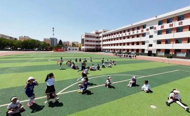 讲述前辈故事学生们聚精会神地听着目光中充满了对英雄的敬仰