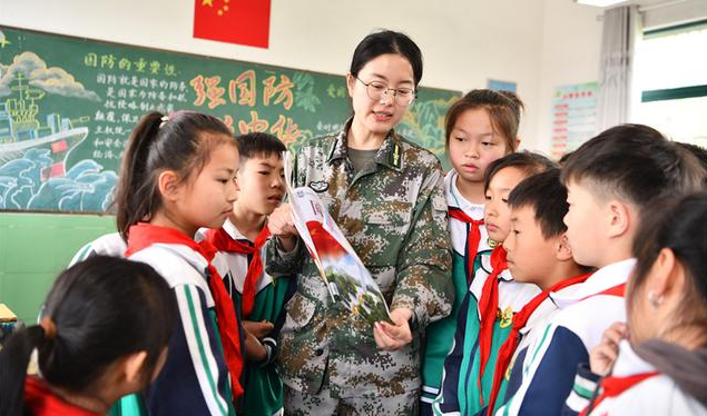 执旗进场全场肃立行礼凝视国旗肃穆氛围深深感染每一位师生 执旗进场全场肃立行礼凝视国旗肃穆氛围深深感染每一位师生
