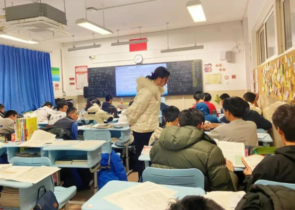 一线教师一起开展教育规划与施行在实践中协同提高教师的专业素养